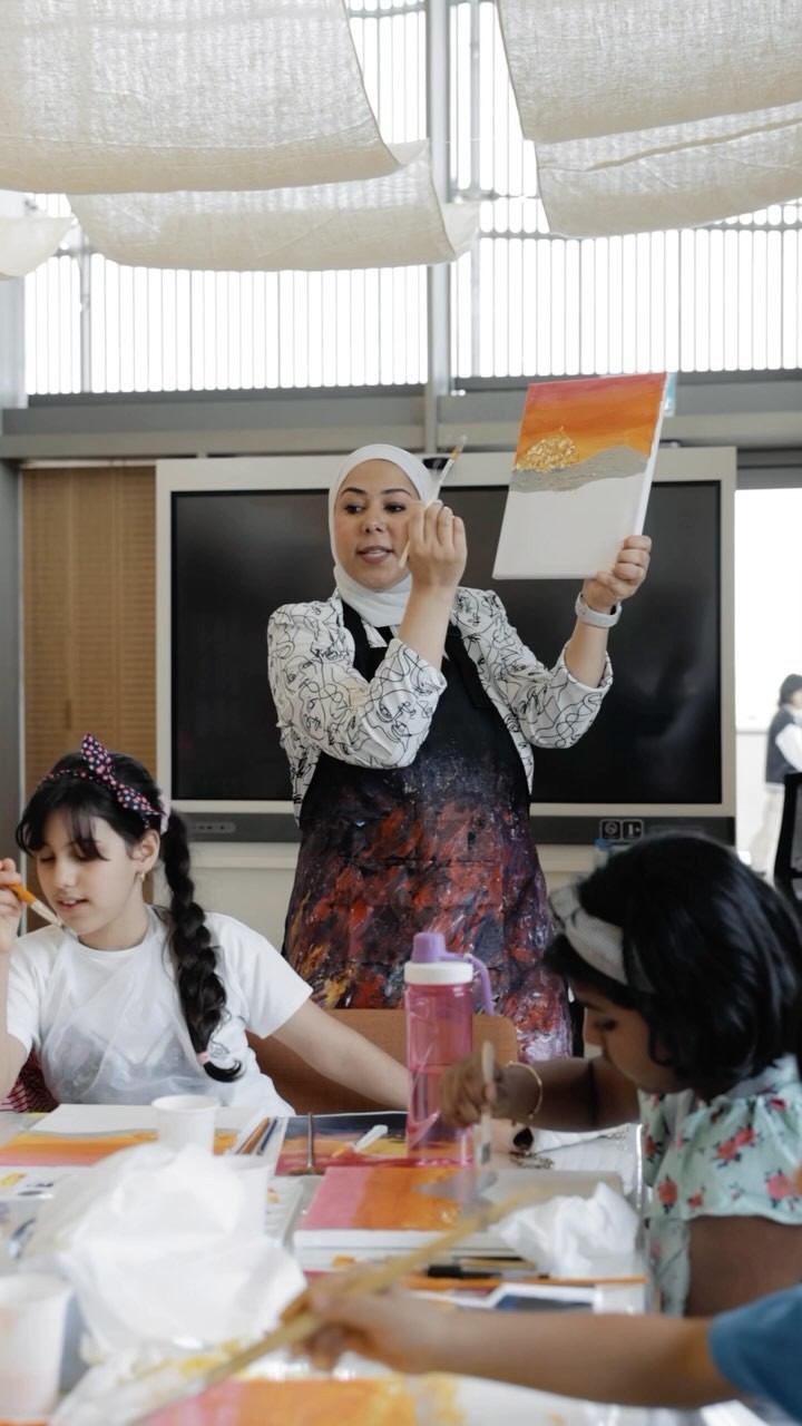 Merit teaching painting with a colorful canvas